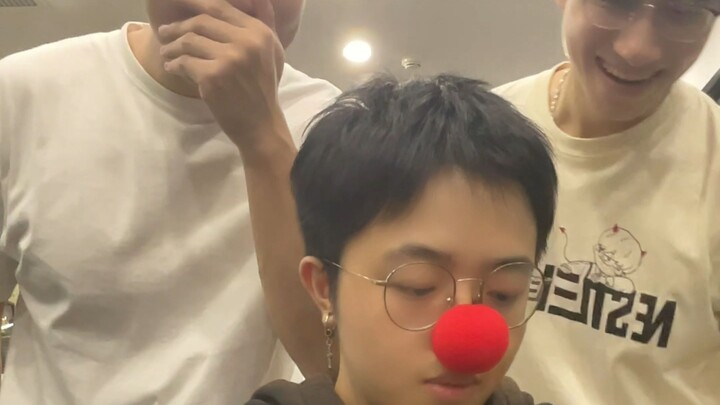 看看又是谁在照镜子