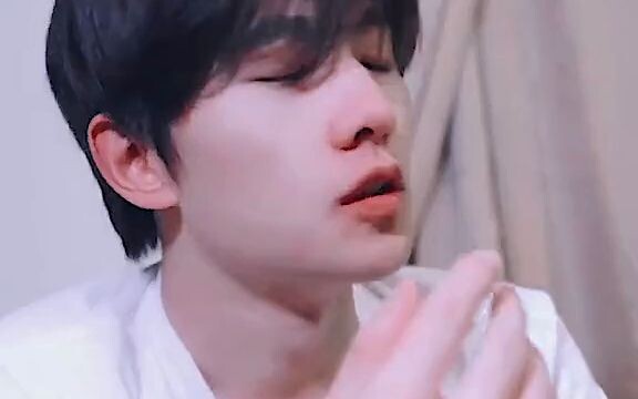 Đáng lẽ hôm nay là sinh nhật của anh ấy, vậy mà anh lại nhuộm tóc cho chúng tôi, mang đến cho chúng 