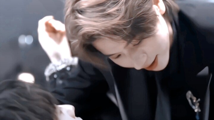 “ขำตาย! ลูกชายเศรษฐีมีสาวไฮโซสารพัดมาจีบ กลับไปชอบผู้ชายซะงั้น อยู่ใกล้กันขนาดนี้ทำไมยังไม่จูบสักที?