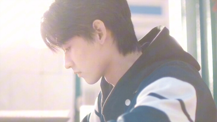 China’s entertainment industry hasn’t had such a pure, love-at-first-sight male lead in ages!!!