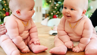 Chubby Baby Twins Playing Together - วิดีโอฝาแฝด Chubby ที่น่ารักที่สุด