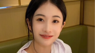 This girl is so quiet and gentle, you will fall in love with her at first sight