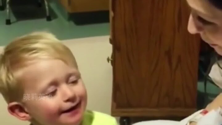 Ký sự lần đầu gặp gỡ của các em bé loài người