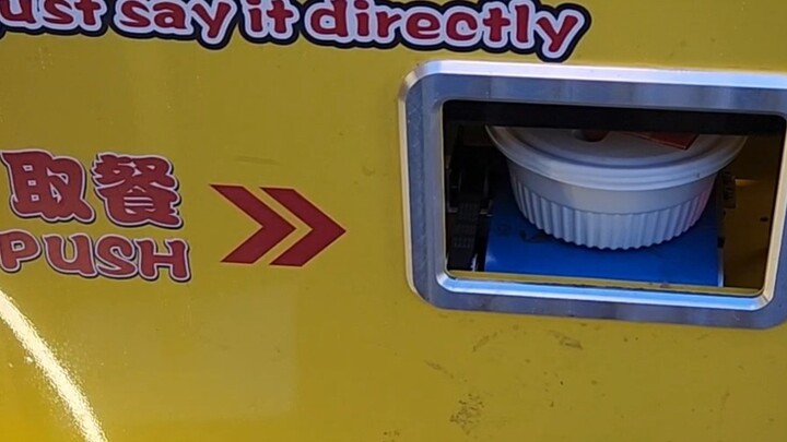 Eating machine-cooked snail noodles for just 5 yuan—there’s no humanity left in this.
