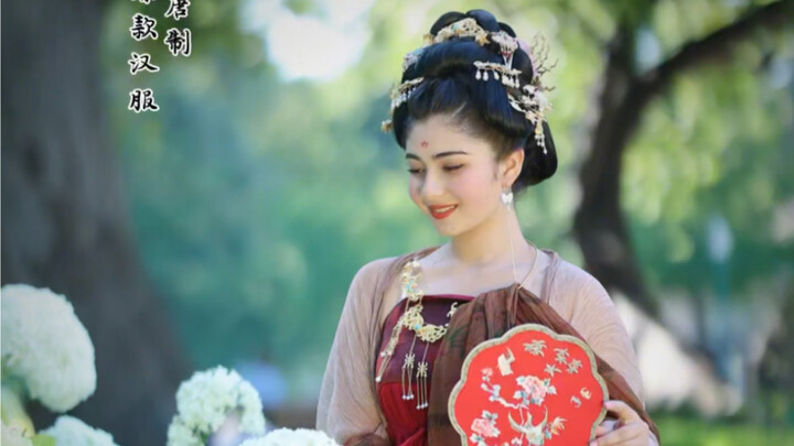 Letting foreigners try on Hanfu—If you could time-travel, which dynasty would you most want to visit