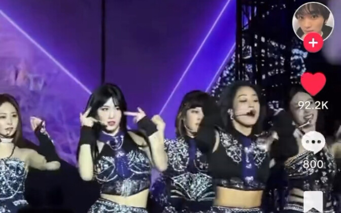 Khi cùng lúc lướt TikTok và thấy TWICE lẫn Blackpink