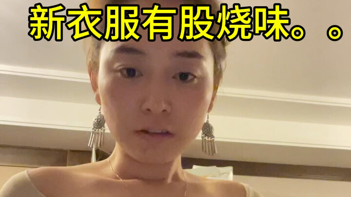 Con mèo đã dùng nước tiểu của nó để làm cho tôi một chiếc áo nhuộm cột thắt.....