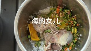 今天没有给他搅拌，自己参与其中，吃得更开心啦～又是营养均衡的一天