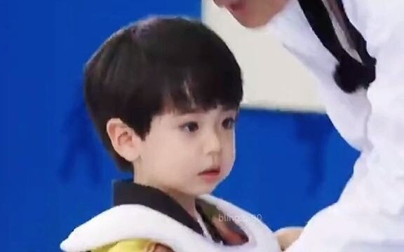 “ลู่อวิ่น ไม่เป็นไรนะ! อาจารย์จะปกป้องเธอเอง!” #คิมโยฮัน คิมโยฮันช่างอบอุ่นเหลือเกินนน~ สองคนนี้อยู่