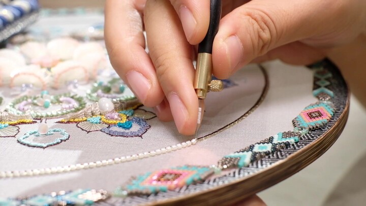 An embroidered round fan, stunning the beauty of China in the world!