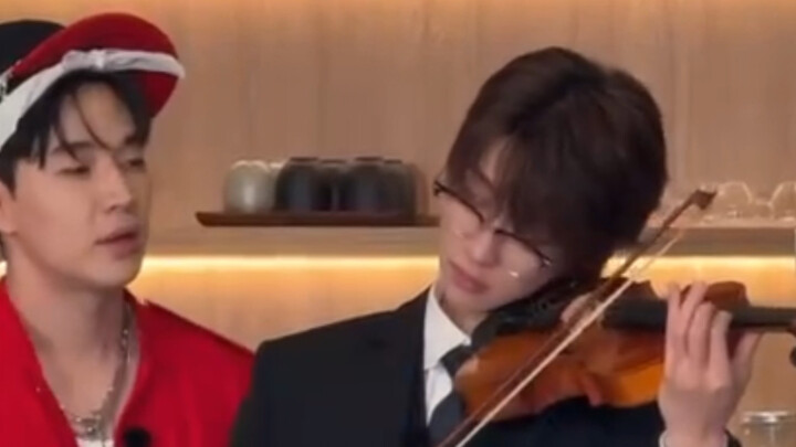 Ban ngày chơi violin, ban đêm làm sát thủ cá mập