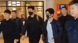 空降还有这么多人！肖战实火👍！谁的运气这么好，碰到了路演的肖战，走路自带气场太帅了！
