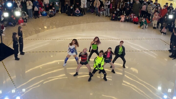 ฉากร้องเพลงและเต้นรำหางโจว Everglow-Pirate ของหางโจวจากมุมมองมุมสูงที่ยอดเยี่ยม
