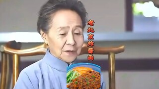The old lady is very particular about eating old Beijing fried noodles with soybean sauce, she just 