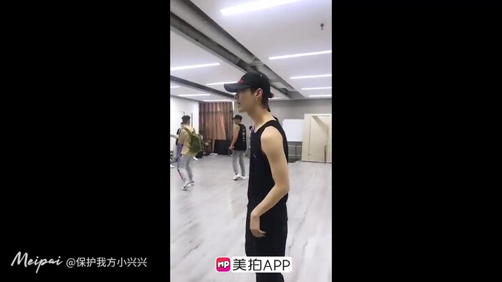 【จางอี้ซิง】190624 ไลฟ์สด – ออกเสียง “สาวเปลือกหอย” เป็นภาษาสเปน