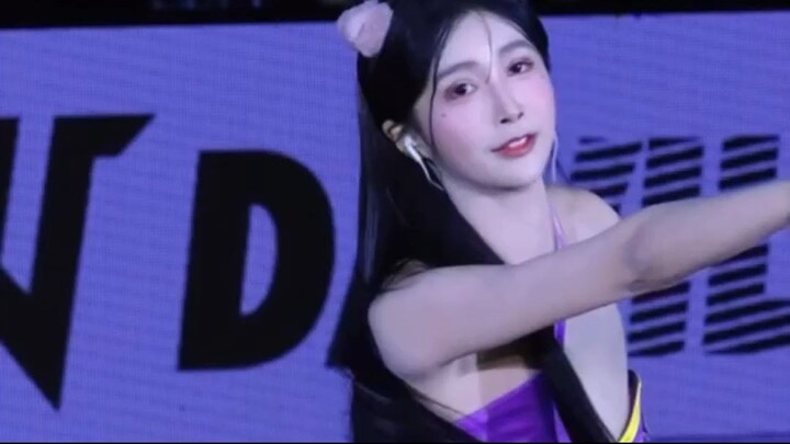 第一次Rap獻給電豹女孩日❤️_🔥整段表演很危險 拉制服已經變成固定動作😆@leopardgirls_official 🐆#電豹女 #女孩日 #雪寶 #rap #fancam #kpop
