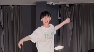 سو شين هاو، إله الرقص المصاحب، يضبط الإيقاع على "لي رن فو"