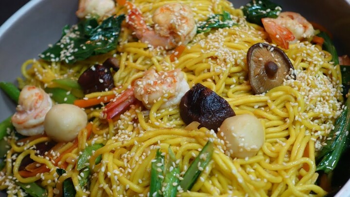 Stir fry Yellow  Noodles with Prawns (Chow Mein)ผัดหมี่เหลืองกุ้ง ลูกชิ้น