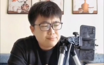 هذا الشخص يشبه شو جينغيو تمامًا عند التقليد، لقد ضحكت حتى الموت، إنه مذهل حقًا!