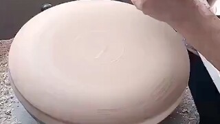 Master Xu Chaoxing, a renowned celadon artisan, personally demonstrates the technique of knife-skipp