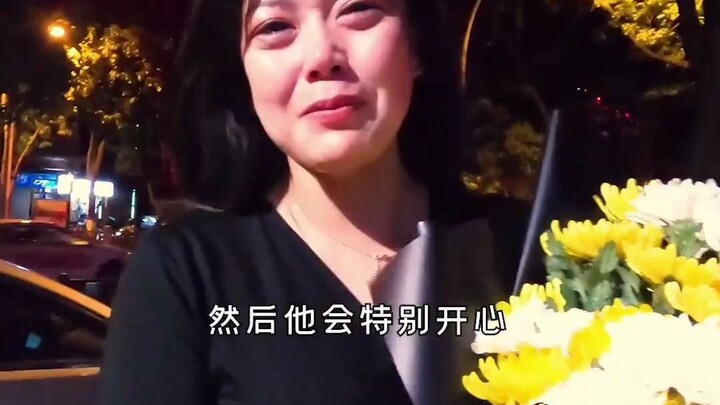 At 11 p.m. on Father’s Day, a girl stood alone for a long time, clutching a bouquet of flowers.
