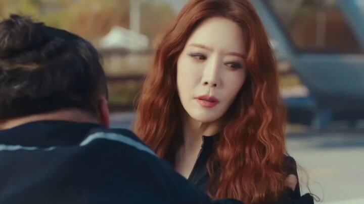 Người phụ nữ này lại có thể tay không xé rách chiếc mũ bảo hiểm!