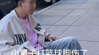 男生打篮球时脚伤了，姐姐带男生就医路上一点也不惯着