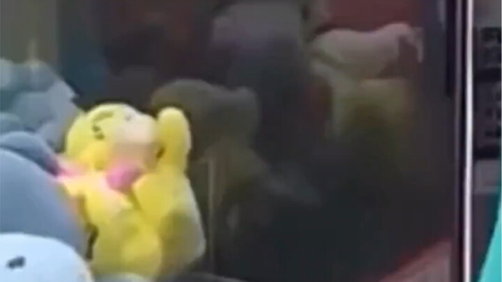 ماكينة التقاط الدمى.. من أزعجني خلال استراحتي ظهرًا؟ #لمتتخيل، أنا أيضًا لم أكن أتوقع!