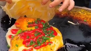 Anak itu menyerang telur-telur itu.