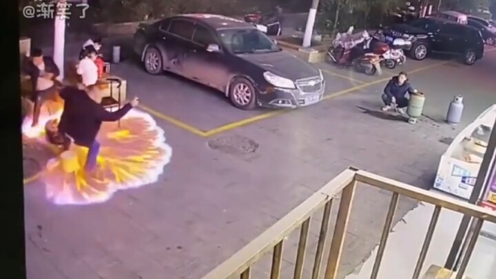 要不是有监控拍下来我真不敢信！！！！
