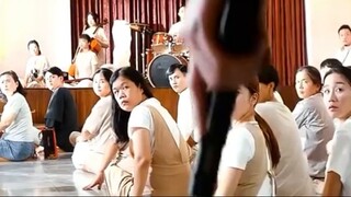 Tên tôi là Trần Quế Lâm! Ông Trần, nếu ông muốn ra đầu thú, xin hãy chuẩn bị chứng minh thư và xếp h