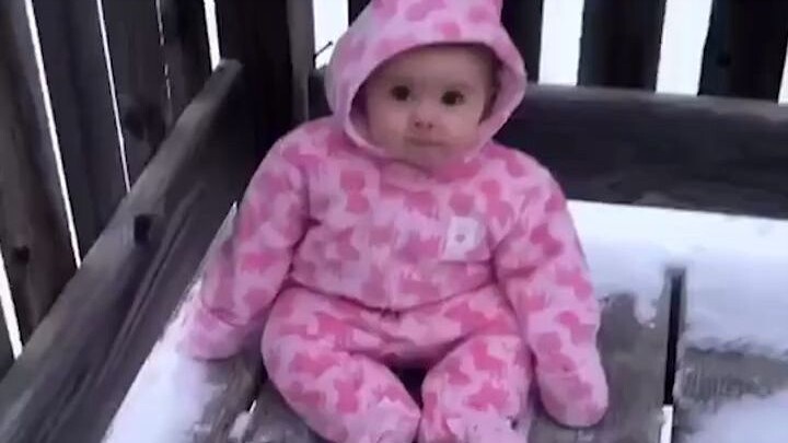 ลูกอ่อนของมนุษย์น่ารักแค่ไหนในฤดูหนาว