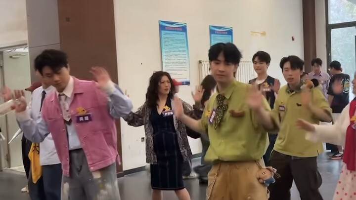 Giáo viên múa Hác Công Tiễn!