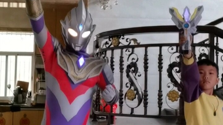 Ultraman Triga จะมีปฏิกิริยาอย่างไรหากเขามอบของเล่นให้น้องชาย?