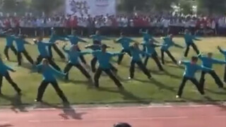 นักเรียนทั้งห้องร่วมกันเต้นเพลงต้นฉบับของเซียวหย่าเสวียน "Miss Xiao" เพลงเต้นแห่งชาติ