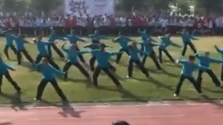 นักเรียนทั้งห้องร่วมกันเต้นเพลงต้นฉบับของเซียวหย่าเสวียน "Miss Xiao" เพลงเต้นแห่งชาติ