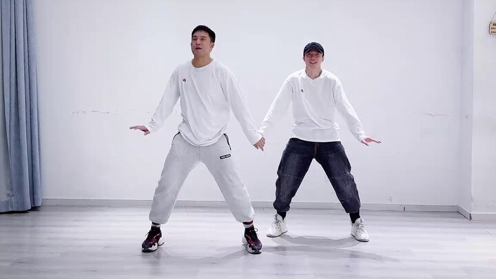 《QueenCard》Have you ever seen such a simple and so Sao video of two boys practicing together, and st