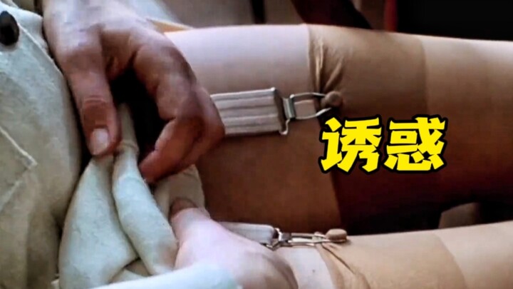 In class, the female teacher secretly lifted her skirt, hoping the students would understand her hin