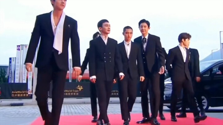 【EXO】นี่คือเหล่าผู้ทรงอิทธิพลในตำนานที่ออกมาเดินข้างนอกใช่ไหม?