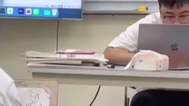 The teacher forgot to turn off the screen projection during class, and his girlfriend suddenly sent 