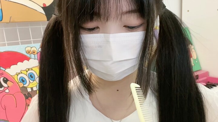 Saya merekam tutorial tentang cara membuat gaya rambut dengan rambut yang tidak diikat