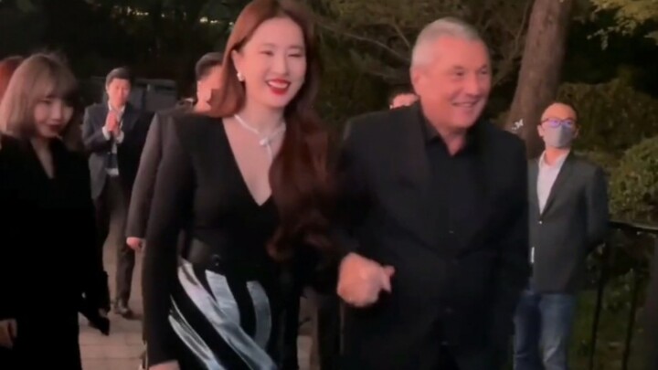【Lưu Diệc Phi】được đích thân CEO của Bulgari ra đón lên sân khấu!