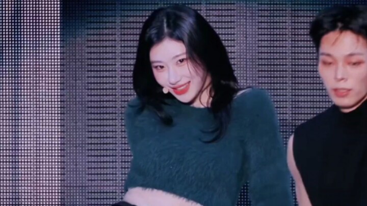 "يا فتاة ميتة، أصبح لونك أبيض مثل الطاولة!"