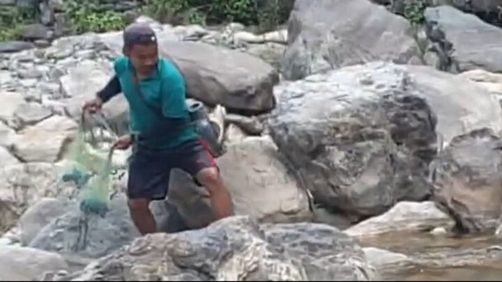 cast net fishing in Nepal | himalayan trout fishing with handmade cast net |