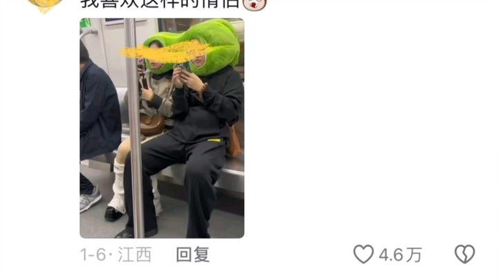 Ông bà lão trên tàu điện ngầm, ôm nhau cười ha ha ha