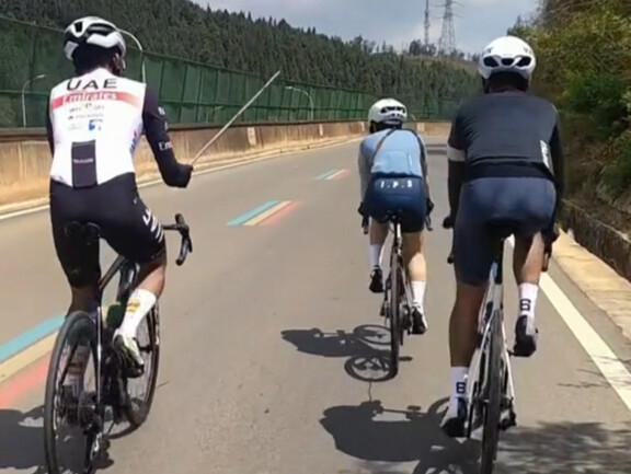 How should cycling buddies handle it when they can’t climb a hill?