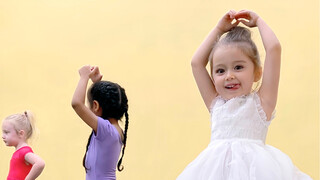 The 3-year-old mixed-race girl is so cute when she studies hard in her first dance class