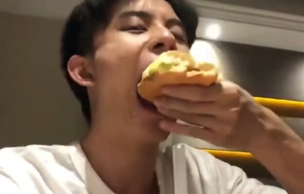 Ao Ruipeng cried early on because he couldn’t eat.