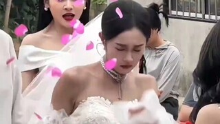 婚礼上进场时，礼花炮把新娘吓了一跳