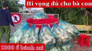 Trao 1000 ổ bánh mì vào khu cách ly giúp cho bà con có cái ăn buổi sáng.